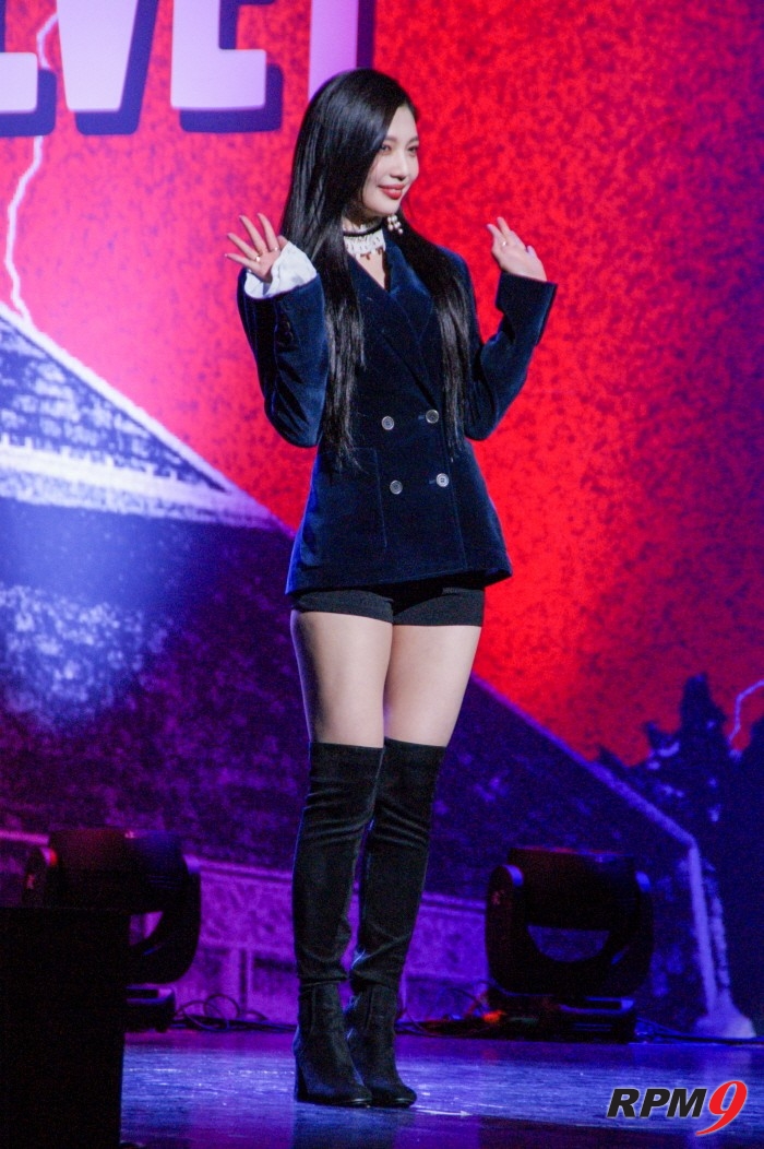 16일 서울 강남구 SMTOWN 코엑스아티움에서는 걸그룹 레드벨벳(Red Velvet)의 정규2집 '퍼펙트 벨벳(Perfect Velvet)' 발매기념 쇼케이스가 열렸다. 레드벨벳 조이가 포토타임에 응하고 있다. (사진=박동선 기자)