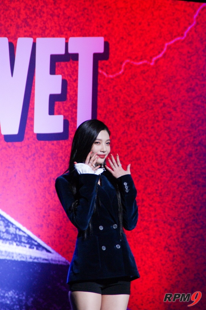 16일 서울 강남구 SMTOWN 코엑스아티움에서는 걸그룹 레드벨벳(Red Velvet)의 정규2집 '퍼펙트 벨벳(Perfect Velvet)' 발매기념 쇼케이스가 열렸다. 레드벨벳 조이가 포토타임에 응하고 있다. (사진=박동선 기자)