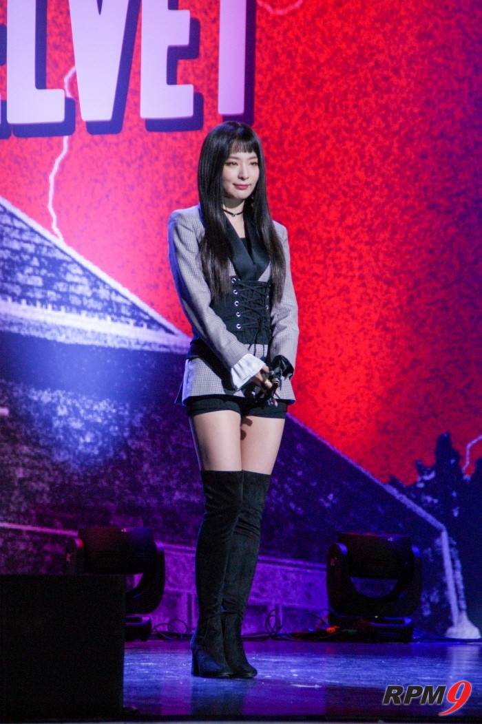 16일 서울 강남구 SMTOWN 코엑스아티움에서는 걸그룹 레드벨벳(Red Velvet)의 정규2집 '퍼펙트 벨벳(Perfect Velvet)' 발매기념 쇼케이스가 열렸다. 레드벨벳 슬기가 포토타임에 응하고 있다. (사진=박동선 기자)