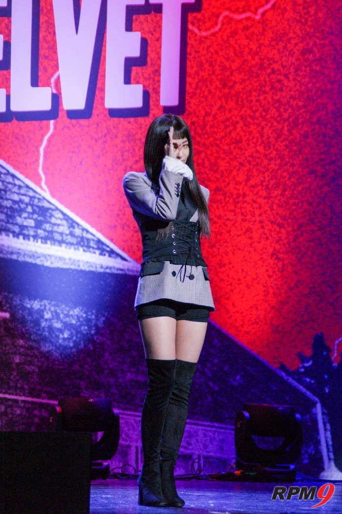 16일 서울 강남구 SMTOWN 코엑스아티움에서는 걸그룹 레드벨벳(Red Velvet)의 정규2집 '퍼펙트 벨벳(Perfect Velvet)' 발매기념 쇼케이스가 열렸다. 레드벨벳 슬기가 포토타임에 응하고 있다. (사진=박동선 기자)