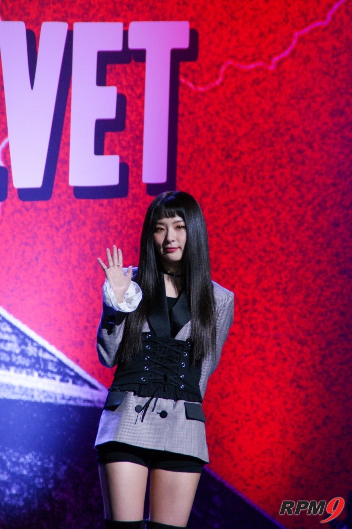 16일 서울 강남구 SMTOWN 코엑스아티움에서는 걸그룹 레드벨벳(Red Velvet)의 정규2집 '퍼펙트 벨벳(Perfect Velvet)' 발매기념 쇼케이스가 열렸다. 레드벨벳 슬기가 포토타임에 응하고 있다. (사진=박동선 기자)