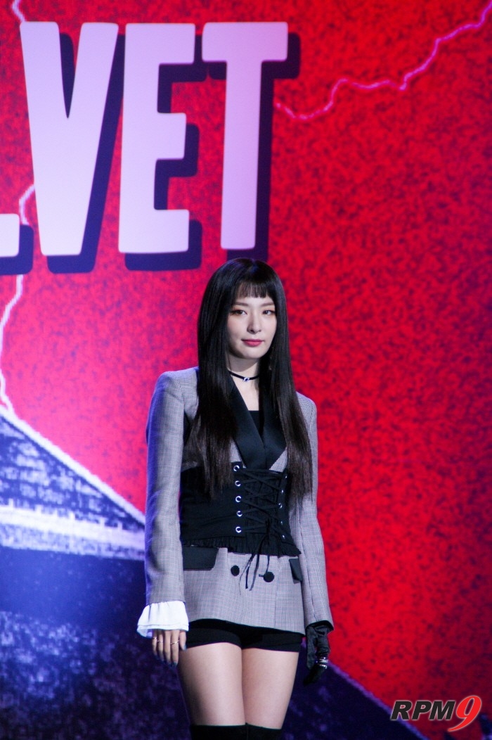 16일 서울 강남구 SMTOWN 코엑스아티움에서는 걸그룹 레드벨벳(Red Velvet)의 정규2집 '퍼펙트 벨벳(Perfect Velvet)' 발매기념 쇼케이스가 열렸다. 레드벨벳 슬기가 포토타임에 응하고 있다. (사진=박동선 기자)