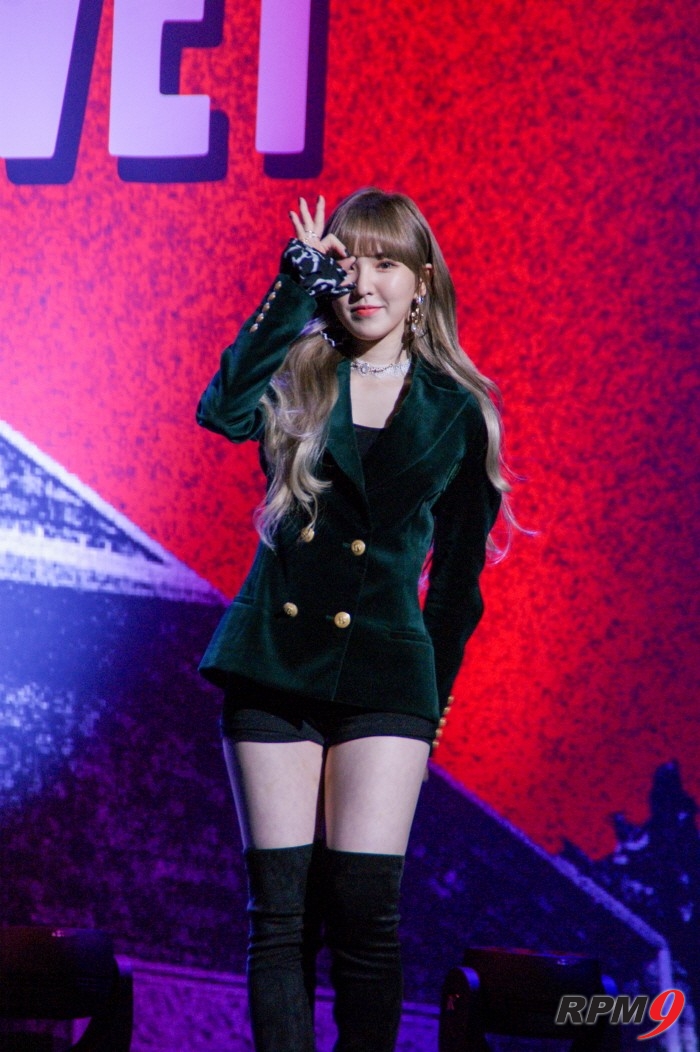 16일 서울 강남구 SMTOWN 코엑스아티움에서는 걸그룹 레드벨벳(Red Velvet)의 정규2집 '퍼펙트 벨벳(Perfect Velvet)' 발매기념 쇼케이스가 열렸다. 레드벨벳 웬디가 포토타임에 응하고 있다. (사진=박동선 기자)