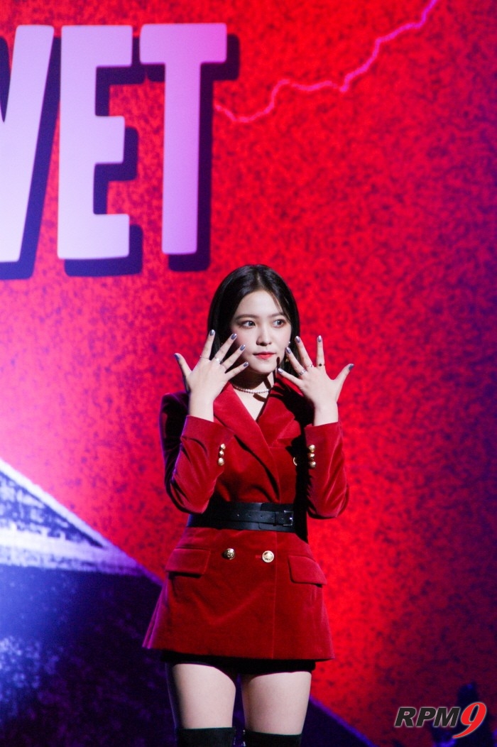 16일 서울 강남구 SMTOWN 코엑스아티움에서는 걸그룹 레드벨벳(Red Velvet)의 정규2집 '퍼펙트 벨벳(Perfect Velvet)' 발매기념 쇼케이스가 열렸다. 레드벨벳 예리가 포토타임에 응하고 있다. (사진=박동선 기자)