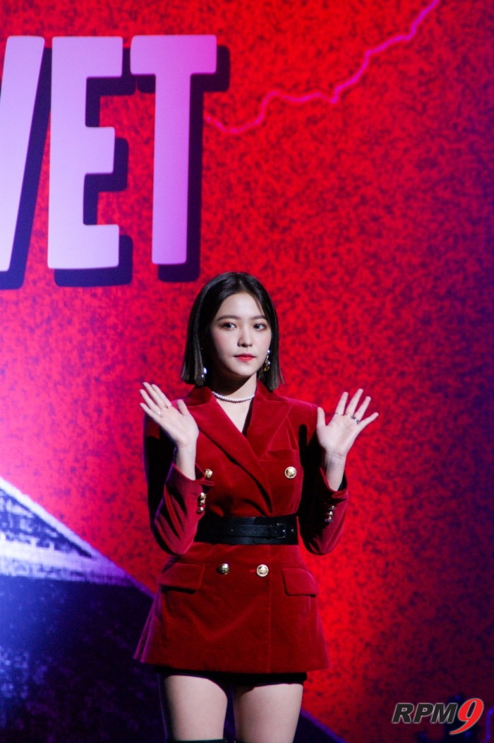 16일 서울 강남구 SMTOWN 코엑스아티움에서는 걸그룹 레드벨벳(Red Velvet)의 정규2집 '퍼펙트 벨벳(Perfect Velvet)' 발매기념 쇼케이스가 열렸다. 레드벨벳 예리가 포토타임에 응하고 있다. (사진=박동선 기자)