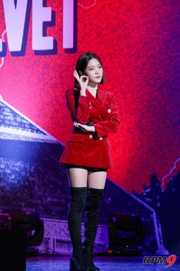 16일 서울 강남구 SMTOWN 코엑스아티움에서는 걸그룹 레드벨벳(Red Velvet)의 정규2집 '퍼펙트 벨벳(Perfect Velvet)' 발매기념 쇼케이스가 열렸다. 레드벨벳 예리가 포토타임에 응하고 있다. (사진=박동선 기자)