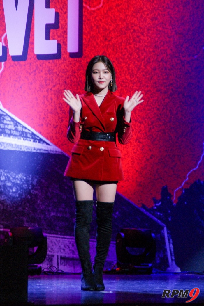 16일 서울 강남구 SMTOWN 코엑스아티움에서는 걸그룹 레드벨벳(Red Velvet)의 정규2집 '퍼펙트 벨벳(Perfect Velvet)' 발매기념 쇼케이스가 열렸다. 레드벨벳 예리가 포토타임에 응하고 있다. (사진=박동선 기자)