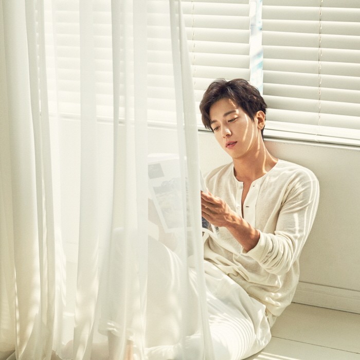 최근 서울 명동 소재 카페 'FNC WOW'에서 가수 겸 배우 정용화와 JTBC 금토드라마 '더 패키지' 종영 인터뷰를 가졌다. (사진=FNC엔터테인먼트 제공)