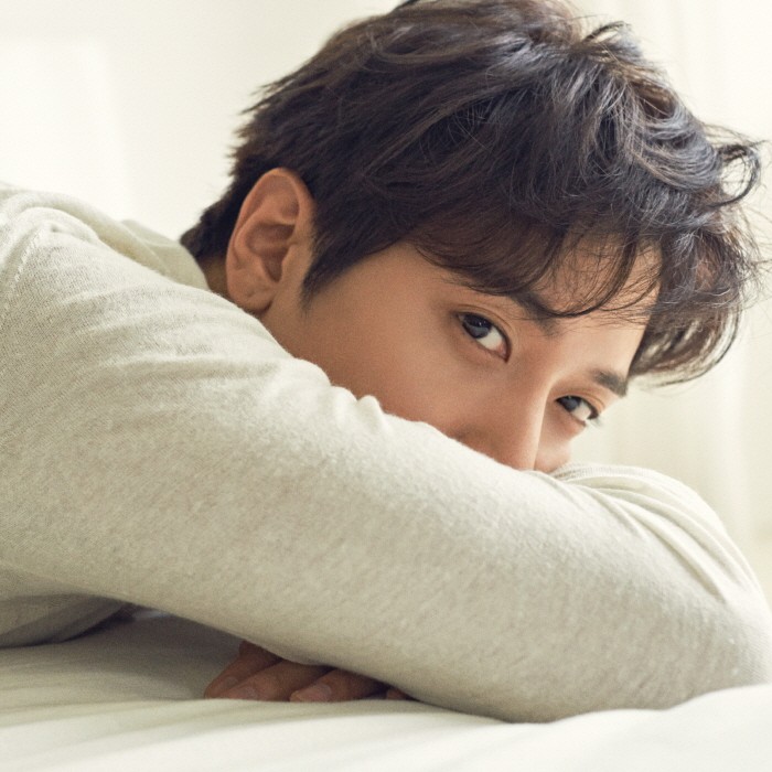 최근 서울 명동 소재 카페 'FNC WOW'에서 가수 겸 배우 정용화와 JTBC 금토드라마 '더 패키지' 종영 인터뷰를 가졌다. (사진=FNC엔터테인먼트 제공)