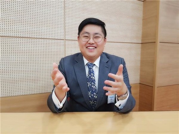 충북청년광장 박병준 회장이 전자신문엔터테인먼트와의 인터뷰에서 청년으로서, 좋은 세상과 청년들에게 좋은 가치와 의미를 전하는 이야기를 하는 사진이다. 사진=전자신문엔터테인먼트 제공
