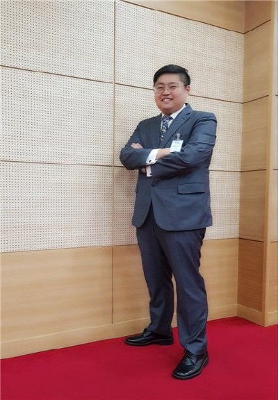 충북 청년을 대표하는 박병준이 전자신문엔터테인먼트와의 인터뷰 진행 중에 청년들에 대한 본인의 자신감을 드러내는 포즈를 한 사진이다. 사진=전자신문엔터테인먼트 제공