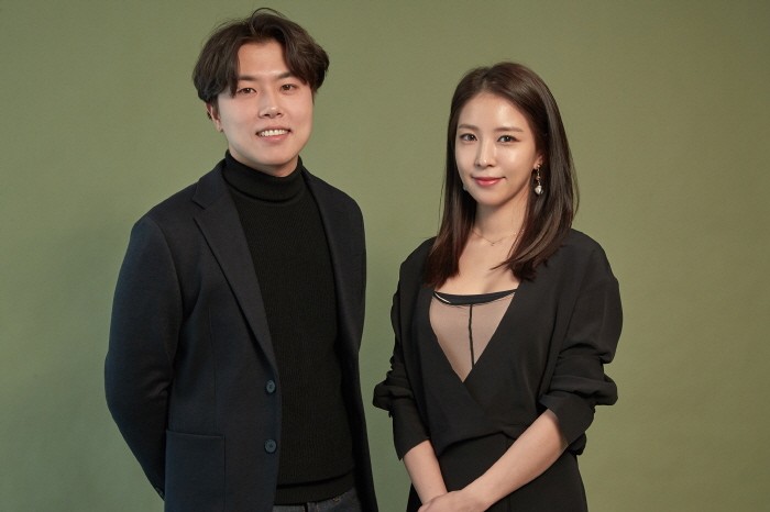 26일 오후 서울 마포구 KBS미디어센터 심석홀에서는 보아의 싱글 '내가 돌아' 발매 및 XtvN리얼리티 '키워드#보아' 론칭 기자간담회가 열렸다. 이날 간담회에는 (왼쪽부터) 프로그램 연출을 맡은 김동욱 PD와 보아가 참석했다. (사진=SM엔터테인먼트 제공)
