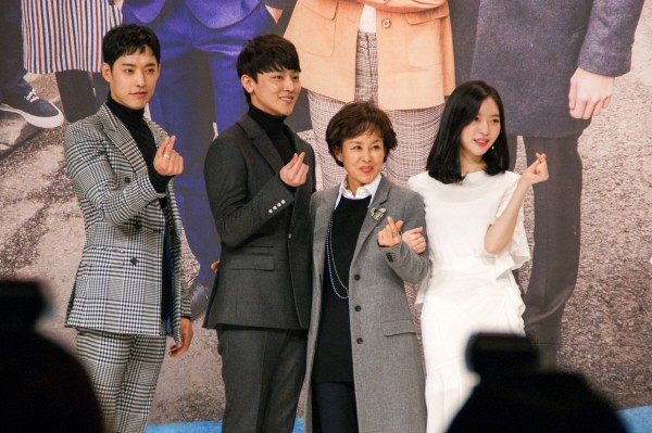 6일 서울 영등포구 타임스퀘어 아모리스홀에서는 오는 12일 오전 9시 방송될 KBS2 TV소설 '파도야파도야' 제작발표회가 개최됐다. (왼쪽부터) 정헌, 장재호, 이경진, 조아영 등 주요배우들이 포토타임에 응하고 있다. (사진=박동선 기자)