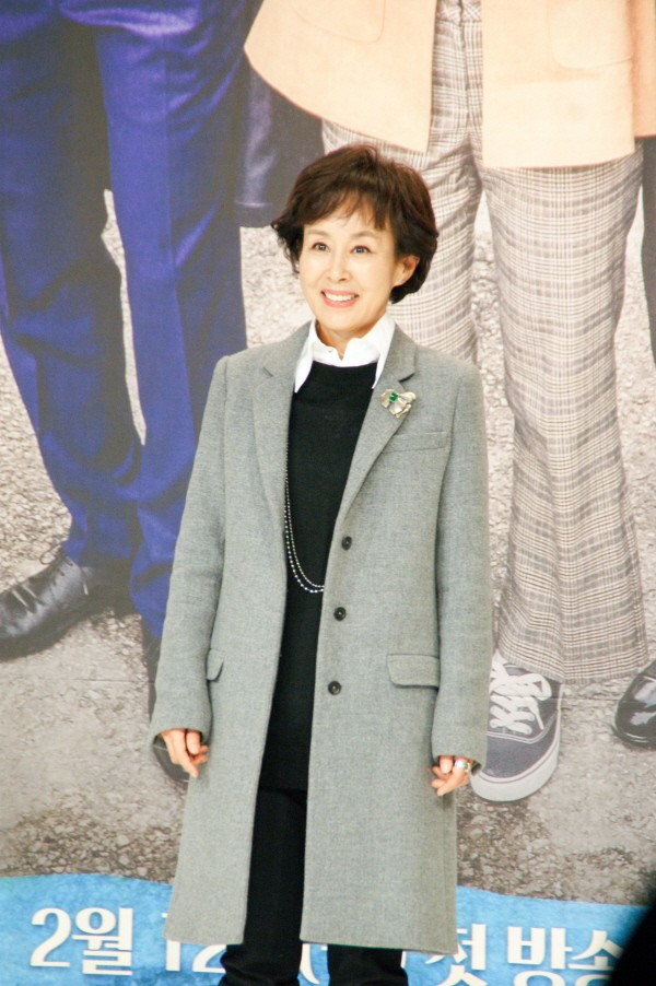 6일 서울 영등포구 타임스퀘어 아모리스홀에서는 오는 12일 오전 9시 방송될 KBS2 TV소설 '파도야파도야' 제작발표회가 개최됐다. 중견배우 이경진이 포토타임에 응하고 있다. (사진=박동선 기자)