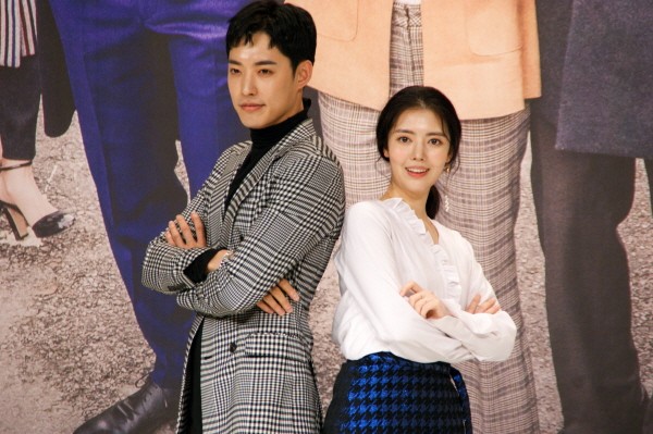 6일 서울 영등포구 타임스퀘어 아모리스홀에서는 오는 12일 오전 9시 방송될 KBS2 TV소설 '파도야파도야' 제작발표회가 개최됐다. (왼쪽부터) 정헌·정윤혜 등 배우들이 포토타임에 응하고 있다. (사진=박동선 기자)