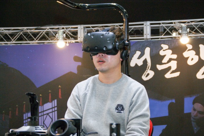 개그맨 김기열·양선일·이원구 등이 지난 24일 광주 서구 김대중컨벤션센터에서 열린 '지투페스타' 2일차에서 전북지역 VR게임 개발사 모아지오의 '성춘향 VR'을 체험하는 모습이 펼쳐졌다. 양선일이 즐겁게 콘텐츠를 체험하고 있다. (사진=박동선 기자)