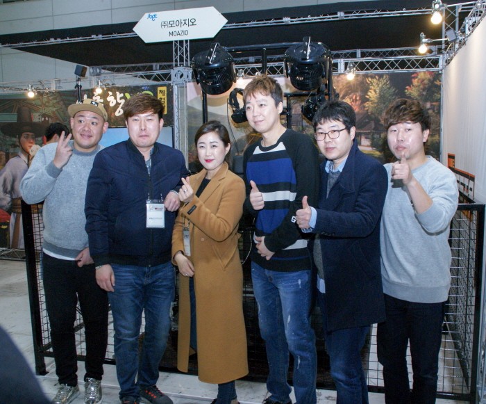 개그맨 김기열·양선일·이원구 등이 지난 24일 광주 서구 김대중컨벤션센터에서 열린 '지투페스타' 2일차에서 전북지역 VR게임 개발사 모아지오의 '성춘향 VR'을 체험하는 모습이 펼쳐졌다. (사진 왼쪽부터)이원구·김기열·양선일이 공동주최측인 전북문화콘텐츠산업진흥원 관계자들과 기념촬영하고 있다. (사진=박동선 기자)
