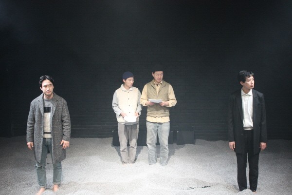 ‘멈추고, 생각하고, 햄릿’ 공연사진. 사진=극단/소극장 산울림, 아트판 제공