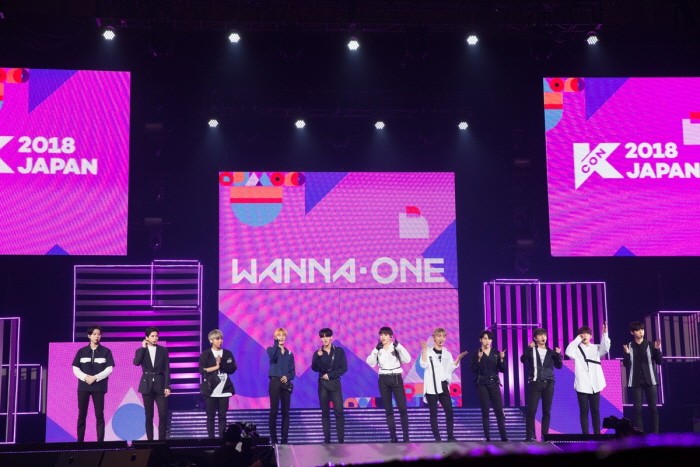 CJ E&M 측은 지난 13~15일 일본 지바현 마쿠하리멧세에서 열린 'KCON 2018 JAPAN'이 6만8000명의 관객을 기록하며 성대하게 마무리됐다고 밝혔다. 워너원의 공연모습. (사진=CJ E&M 제공)
