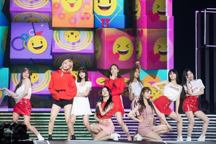 CJ E&M 측은 지난 13~15일 일본 지바현 마쿠하리멧세에서 열린 'KCON 2018 JAPAN'이 6만8000명의 관객을 기록하며 성대하게 마무리됐다고 밝혔다. 트와이스의 공연모습. (사진=CJ E&M 제공)