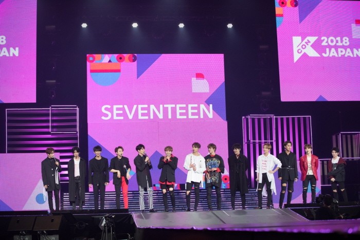 CJ E&M 측은 지난 13~15일 일본 지바현 마쿠하리멧세에서 열린 'KCON 2018 JAPAN'이 6만8000명의 관객을 기록하며 성대하게 마무리됐다고 밝혔다. 세븐틴의 공연모습. (사진=CJ E&M 제공)