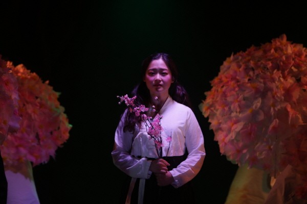 ‘빨간시’ 공연사진. 사진=극단고래 제공