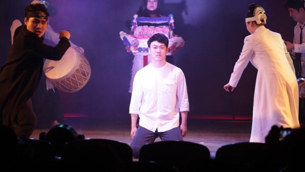 ‘빨간시’ 공연사진. 사진=극단고래 제공