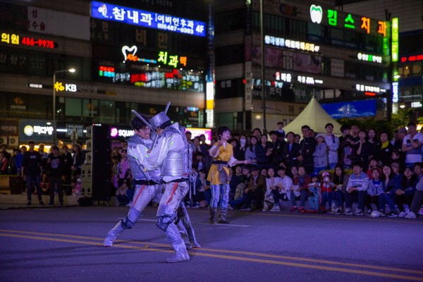 ‘로드씨어터 돈키호테’ 공연사진. 사진=안산문화재단 제공