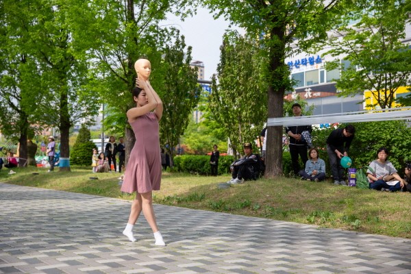 ‘두(頭)를 위한 몸만들기’ 공연사진. 사진=안산문화재단 제공