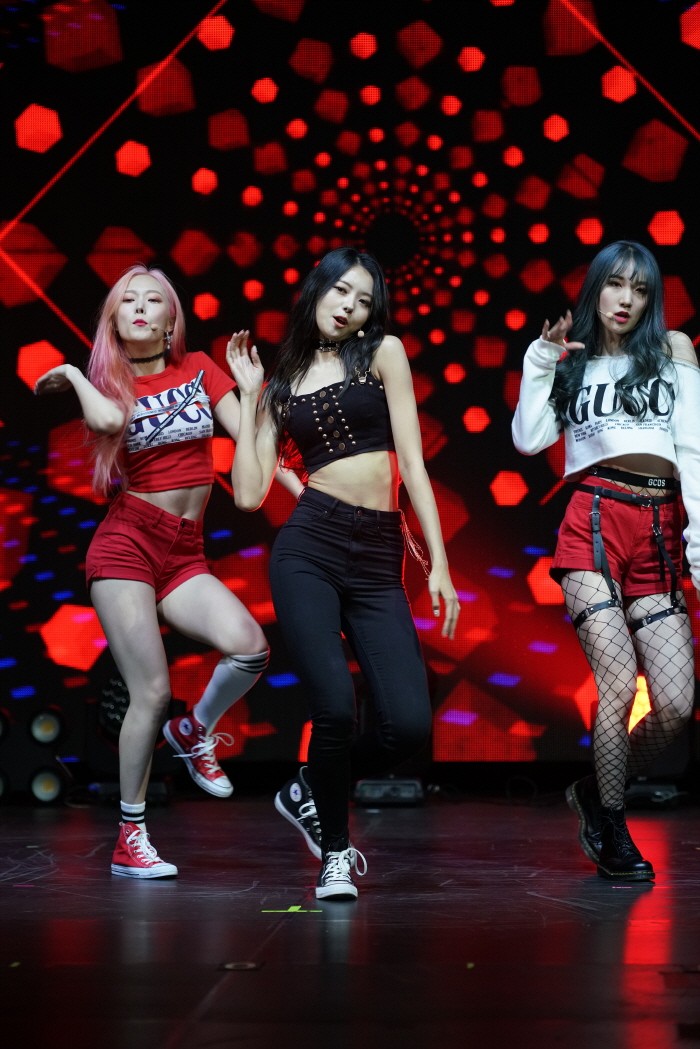 28일 오후 2시 서울 올림픽공원 K아트홀에서는 10인조 걸그룹 '프리스틴'의 유닛 프리스틴V(PRISTIN V)의 첫 앨범 'Like a V(라이크 어 브이)' 발매기념 쇼케이스가 개최됐다. 리더 나영의 무대모습. (사진=박동선 기자)
