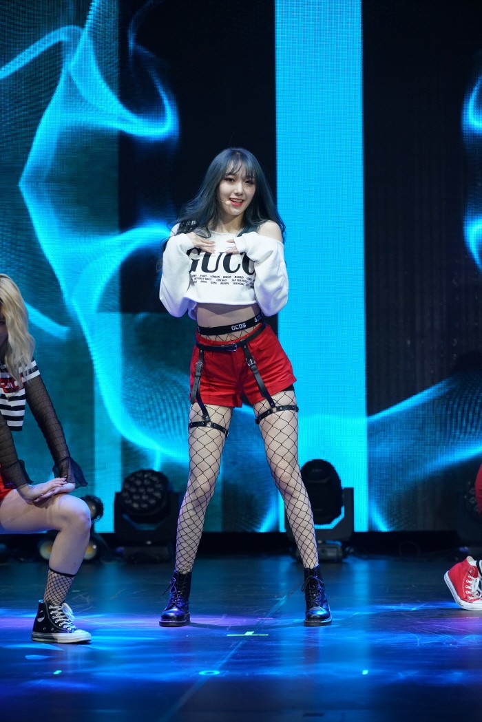 28일 오후 2시 서울 올림픽공원 K아트홀에서는 10인조 걸그룹 '프리스틴'의 유닛 프리스틴V(PRISTIN V)의 첫 앨범 'Like a V(라이크 어 브이)' 발매기념 쇼케이스가 개최됐다. 멤버 로아의 무대모습. (사진=박동선 기자)