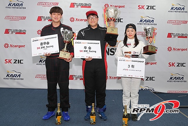카라 드리트프 챔피언십 1전 슈퍼D B클래스 2위 이종태(이니셜D), 강민수(빅브라더), 3위 강선미(이니셜D) 선수 사진 황재원 기자