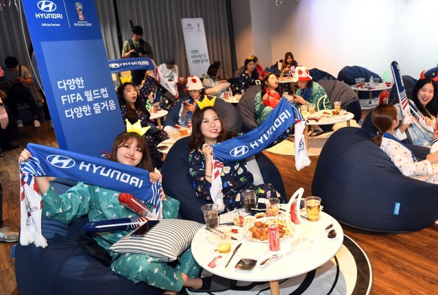 여성 축구팬들이 파자마 입고 한국전 응원한 이유는?