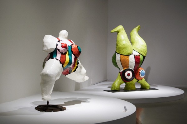 ‘샘의 나나(백색의 춤추는 나나), 폴리에스터에 래커 페인트, 금속 골조, 100×147×56cm, 1971/1992’. 사진=예술의전당 제공