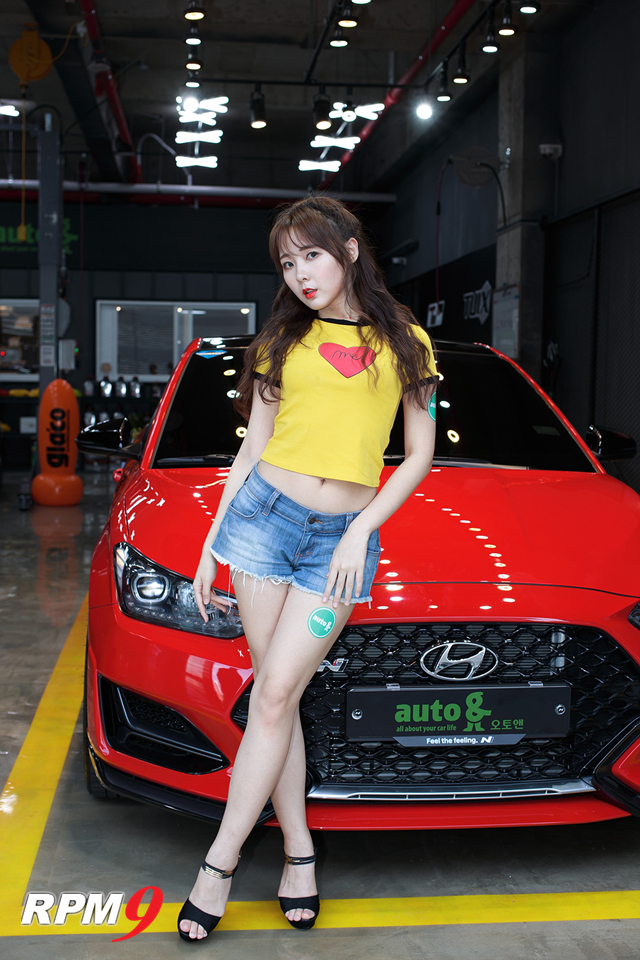 레이싱모델 박지은, 오토앤 대구 신월성점 오픈식에서 깜찍한 윙크