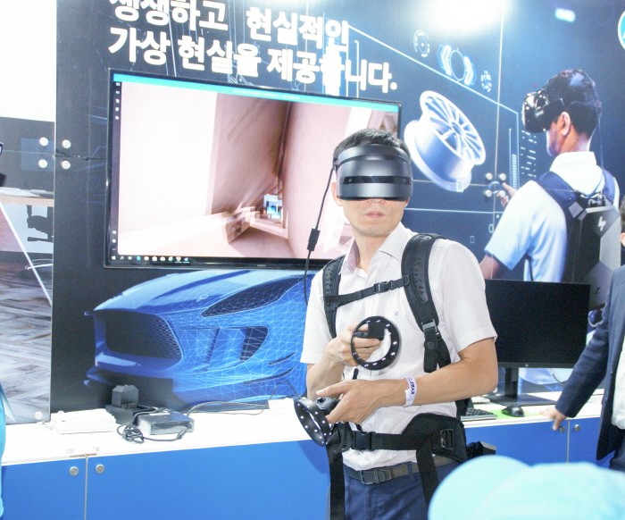 KVRF2018 행사장 내 HP부스에서 신형 백PC와 콘텐츠를 체험중인 관람객. (사진=박동선 기자)