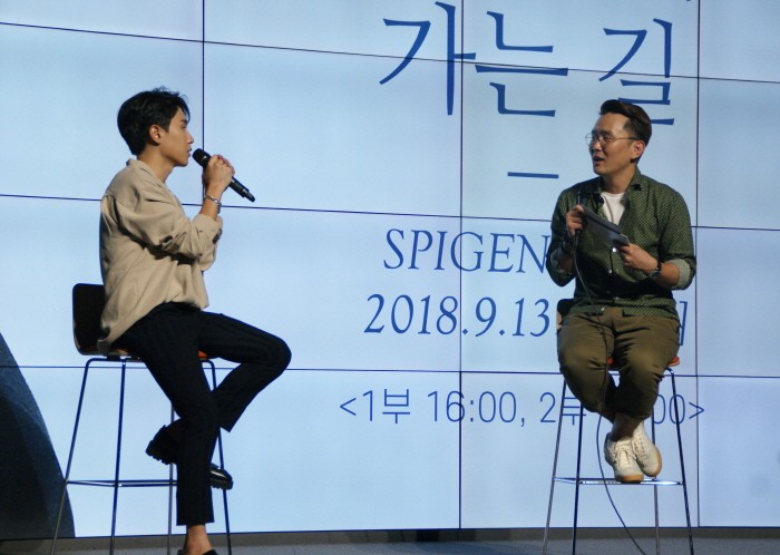 13일 서울 강남구 슈피겐홀에서는 먼데이키즈 출신 임한별의 첫 솔로싱글 '이별하러 가는 길' 발매기념 쇼케이스가 개최됐다. 임한별(왼쪽)과 개그맨 윤형빈(오른쪽)이 질의응답 시간을 진행하고 있다. (사진=박동선 기자)