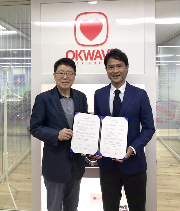 22일 코인빗 측은 이날 일본 OK레이블(OK-LABEL) 측과 암호화폐 및 거래소 솔루션 협력을 위한 업무협약(MOU)를 체결했다고 밝혔다. (왼쪽부터) 김혁 코인빗 부의장과 마쯔우리 신베이 OK레이블 대표가 기념촬영하고 있다. (사진=코인빗 제공)
