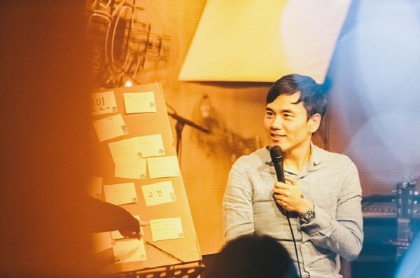 젊은 뮤지션들과 함께 한 힐링토크쇼 ‘토닥토닥’을 진행하는 김기환. 사진=김기환 제공