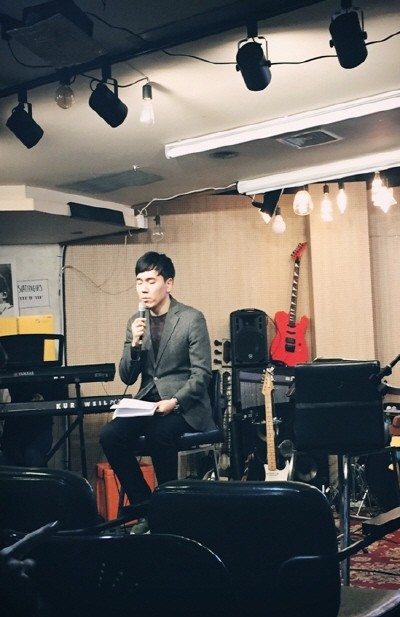 젊은 뮤지션들과 함께 한 힐링토크쇼 ‘토닥토닥’에서 노래하는 김기환. 사진=김기환 제공