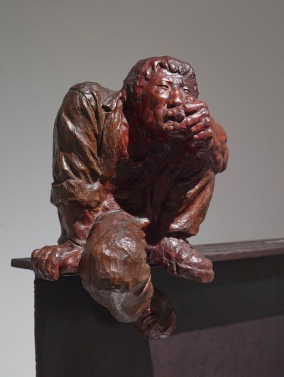 ‘노동, 나무, 45×35×45cm, 1992’. 사진=교보문고 교보아트스페이스 제공