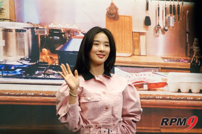 21일 서울 상암동 스탠포드호텔 그랜드볼룸에서는 올리브 '모두의 주방' 기자간담회가 열렸다. 배우 이청아가 포토타임에 응하고 있다. (사진=박동선 기자)