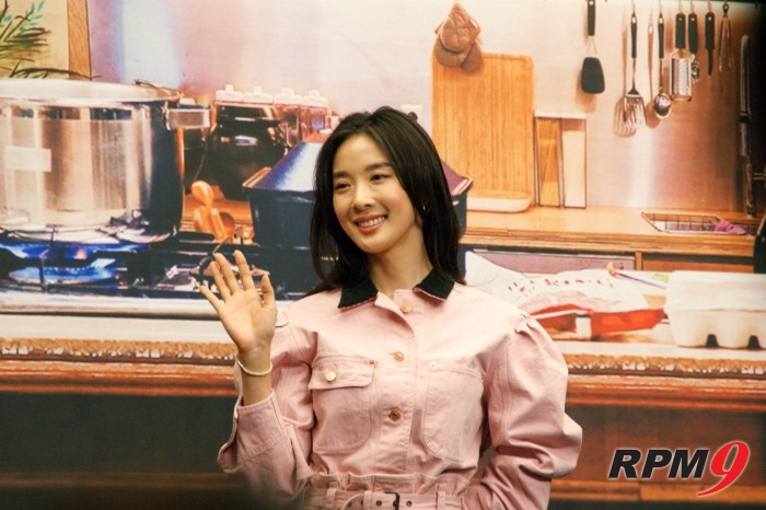 21일 서울 상암동 스탠포드호텔 그랜드볼룸에서는 올리브 '모두의 주방' 기자간담회가 열렸다. 배우 이청아가 포토타임에 응하고 있다. (사진=박동선 기자)