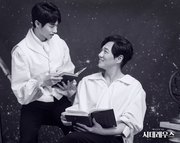 ‘시데레우스’ 신성민(케플러 역), 고영빈(갈릴레오 역). 사진=충무아트센터 제공