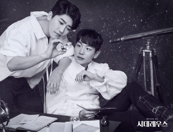 ‘시데레우스’ 박민성(갈릴레오 역), 신주협(케플러 역). 사진=충무아트센터 제공