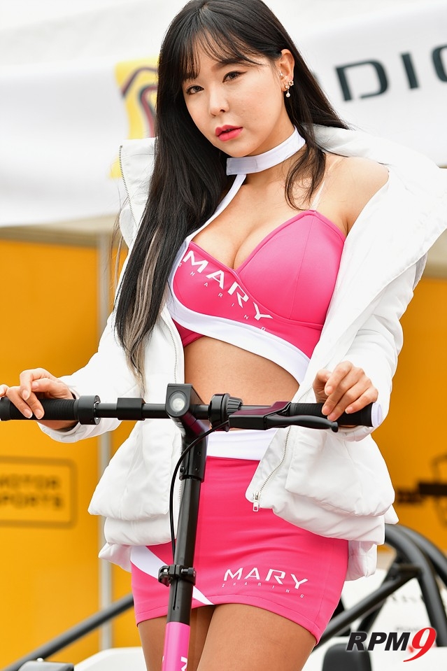 [포토] 레이싱모델 한소울, CJ슈퍼레이스에서 매력 발산