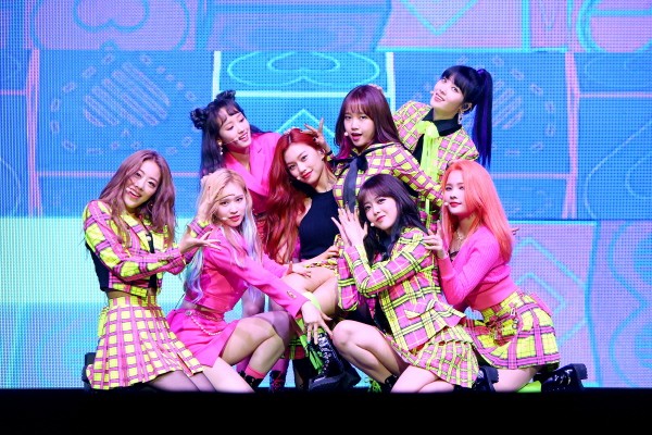 위키미키(Weki Meki) 두 번째 싱글 앨범 ‘LOCK END LOL’ 발매기념 쇼케이스 공연사진. 사진=판타지오 제공