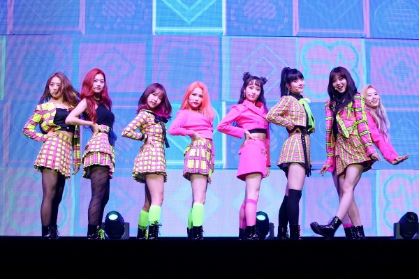 위키미키(Weki Meki) 두 번째 싱글 앨범 ‘LOCK END LOL’ 발매기념 쇼케이스 공연사진. 사진=판타지오 제공
