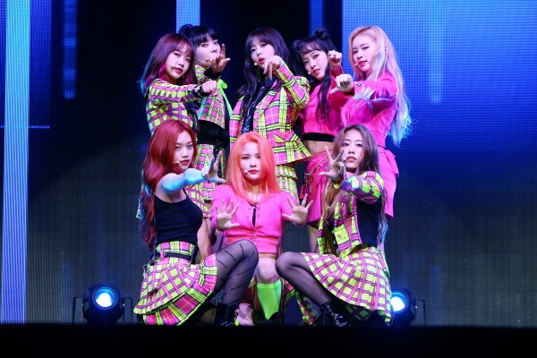 위키미키(Weki Meki) 두 번째 싱글 앨범 ‘LOCK END LOL’ 발매기념 쇼케이스 공연사진. 사진=판타지오 제공
