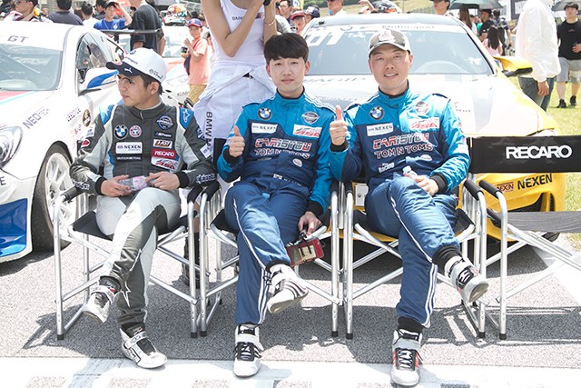 CJ대한통운 슈퍼레이스 2전 BMW M 클래스에 출전하는 카이즈유 탐엔탐스 서승완(좌로부터), 강민수, 권형진 선수 (사진 황재원 기자)